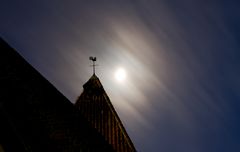 Kirchturmspitze im Mondlicht