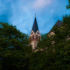 Kirchturmspitze unter einem dunklem Himmel