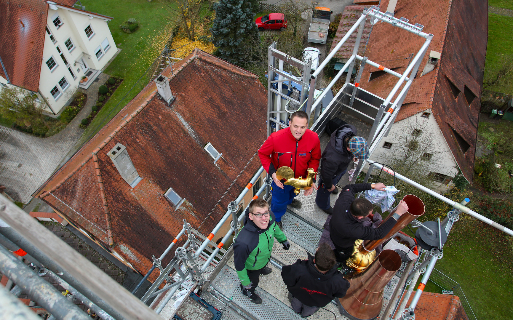 Kirchturmspitze wird wieder montiert