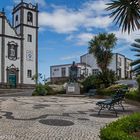 Kirchvorplatz mit  Igreja Matriz de São Jorge (Nordeste)