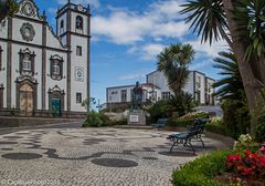 Kirchvorplatz mit  Igreja Matriz de São Jorge (Nordeste)