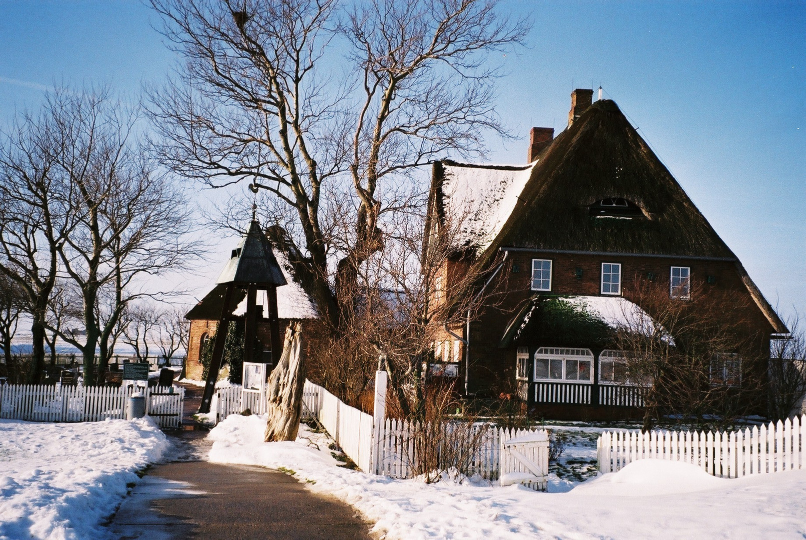 Kirchwarft auf der Hallig Hooge