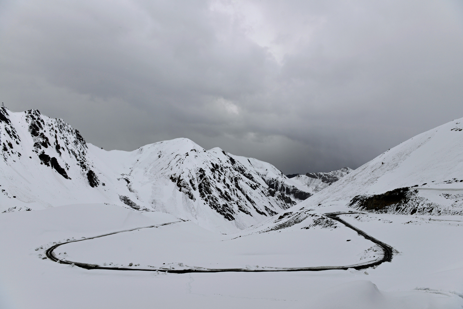 Kirgistans verschneite Berge, Juni 2017