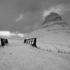 KIRKJUFELL - die Brücke über dem Wasserfall