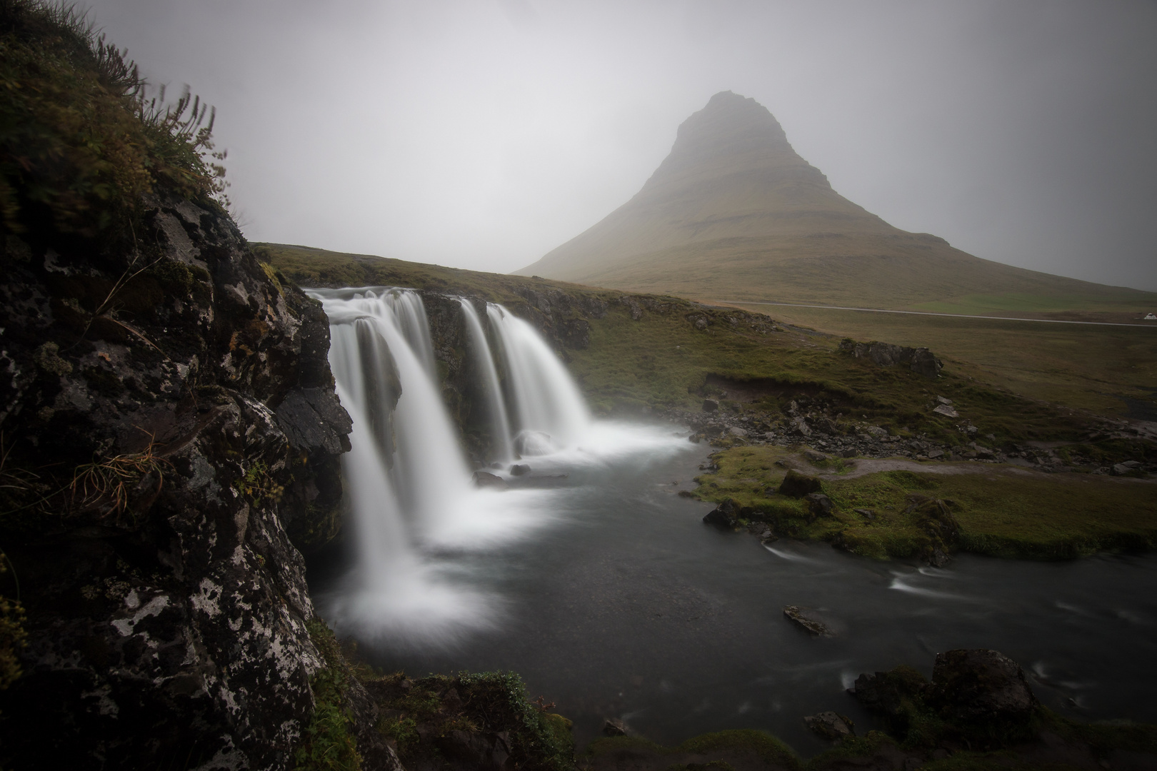 Kirkjufell im Nebel