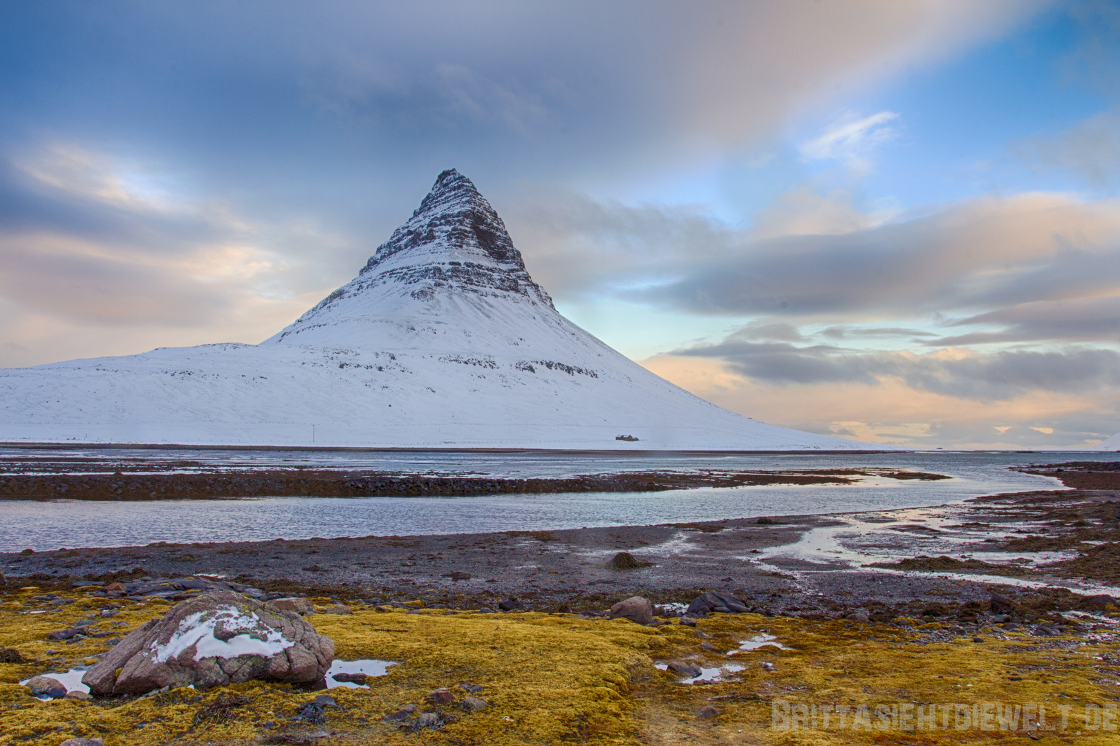 Kirkjufell in Eis und Schnee im Sonnenaufgang