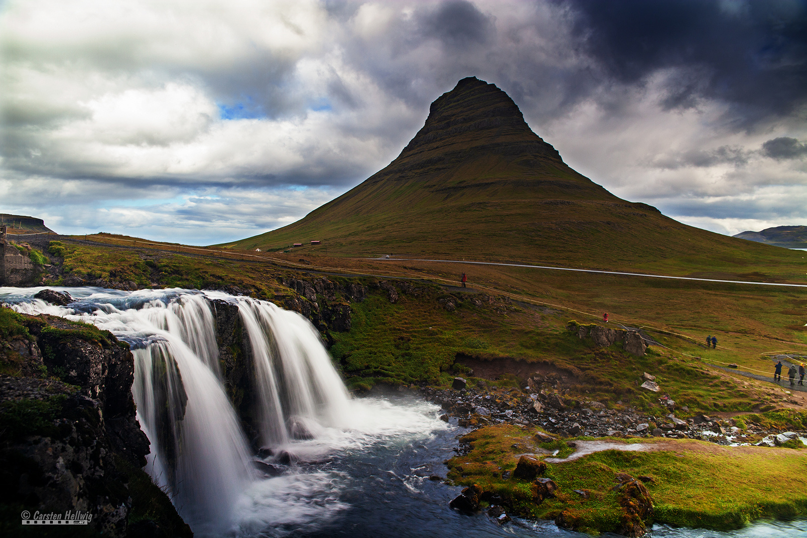 Kirkjufell mit Wasserfall