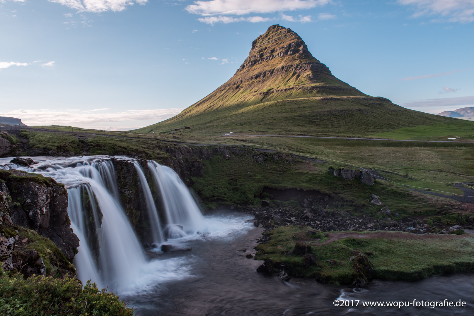 Kirkjufell mit Wasserfall im Vordergrund