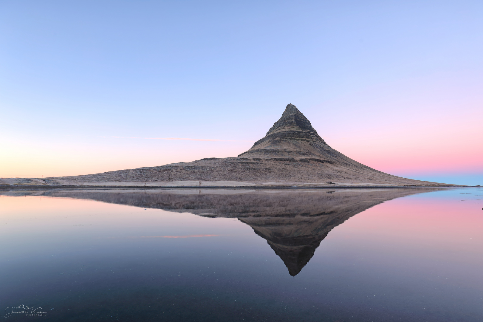 Kirkjufell reflection