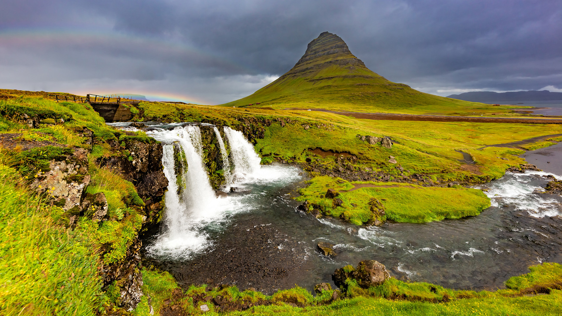 Kirkjufell unterm doppelten Regenbogen