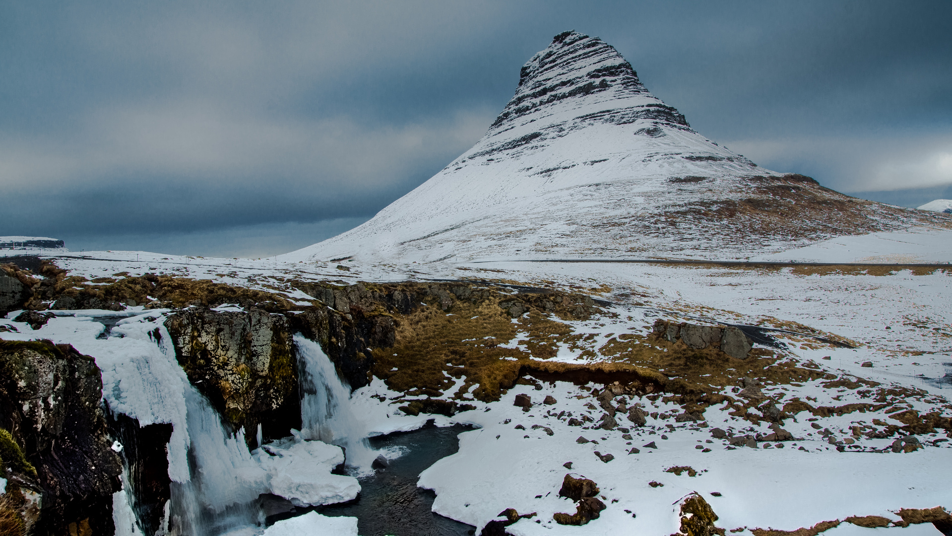 Kirkjufellfoss mit dem gleichnamigen Berg als Hintergrund