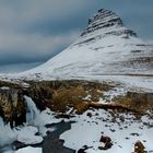 Kirkjufellfoss mit dem gleichnamigen Berg als Hintergrund