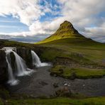 Kirkjufellsfoss mit Kirkjufell ...