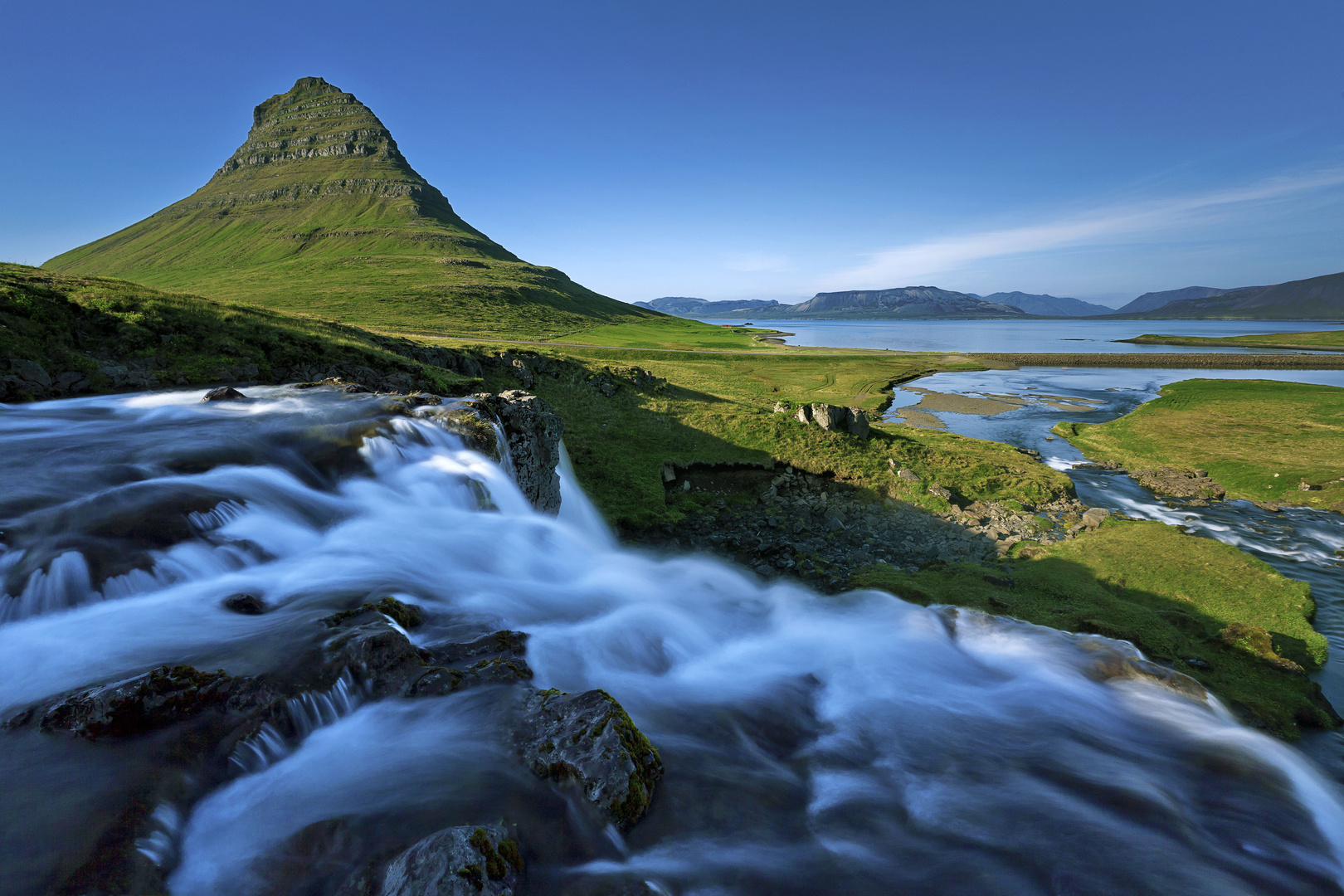 .: Kirkjufellsfoss und Kirkjufell :.