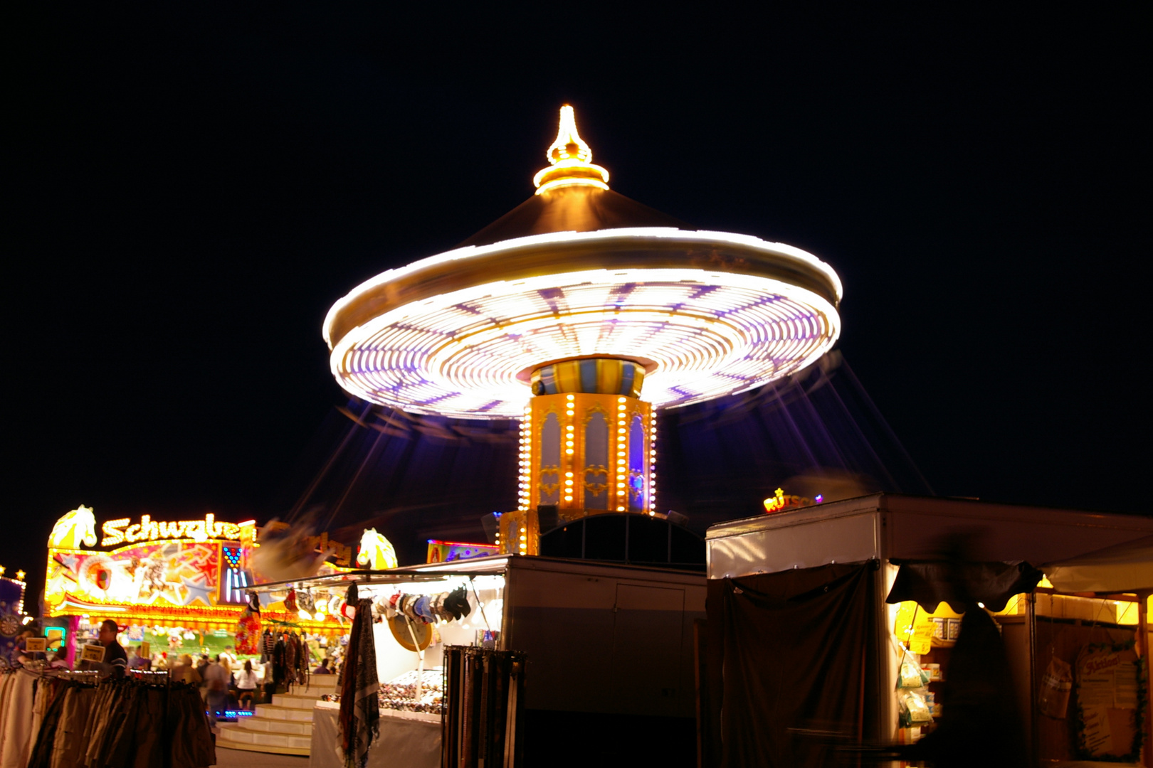 Kirmes Kettenkarussel bei Nacht