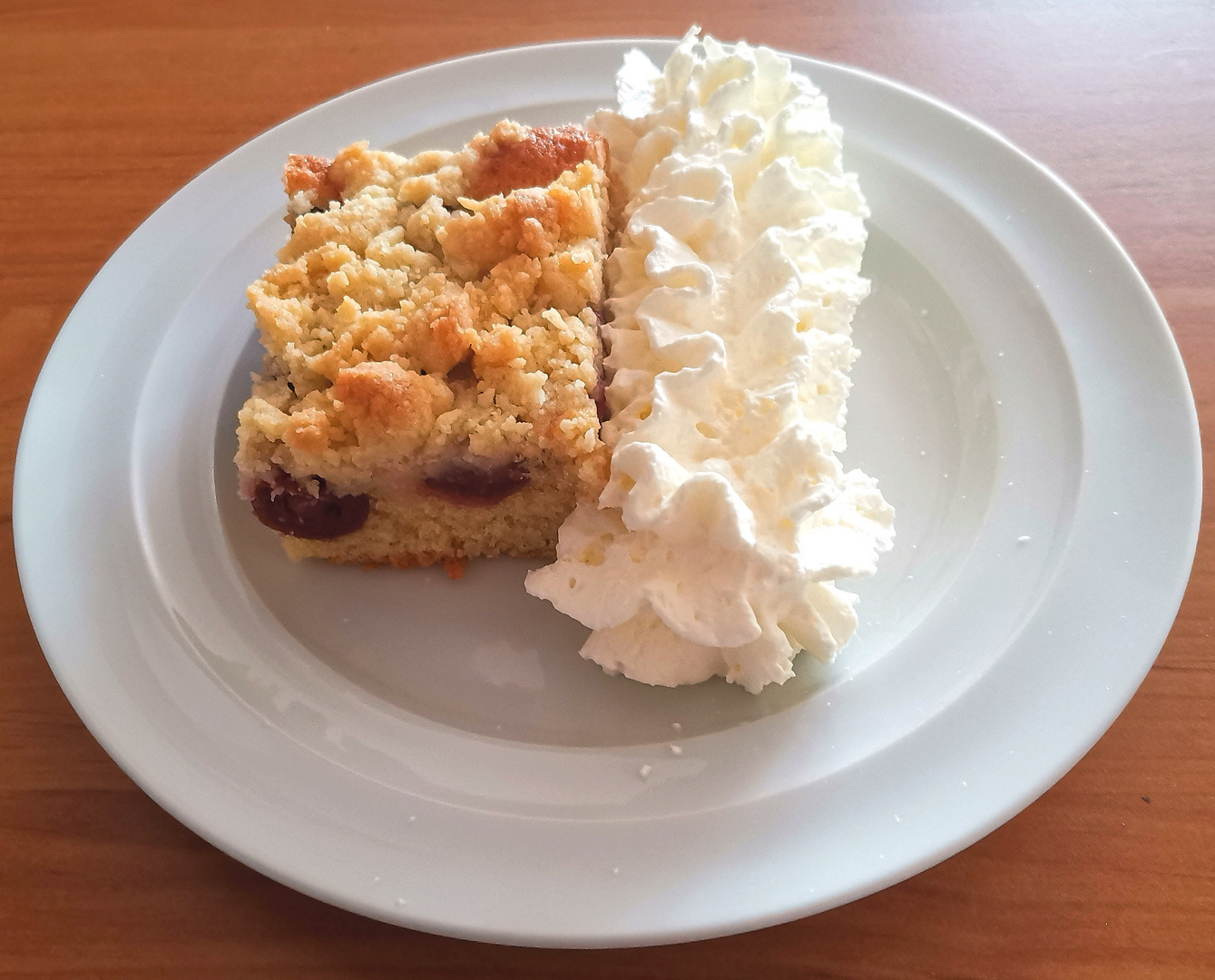 Kirschstreusel mit Sahne Foto &amp; Bild | deutschland, europe, saarland ...