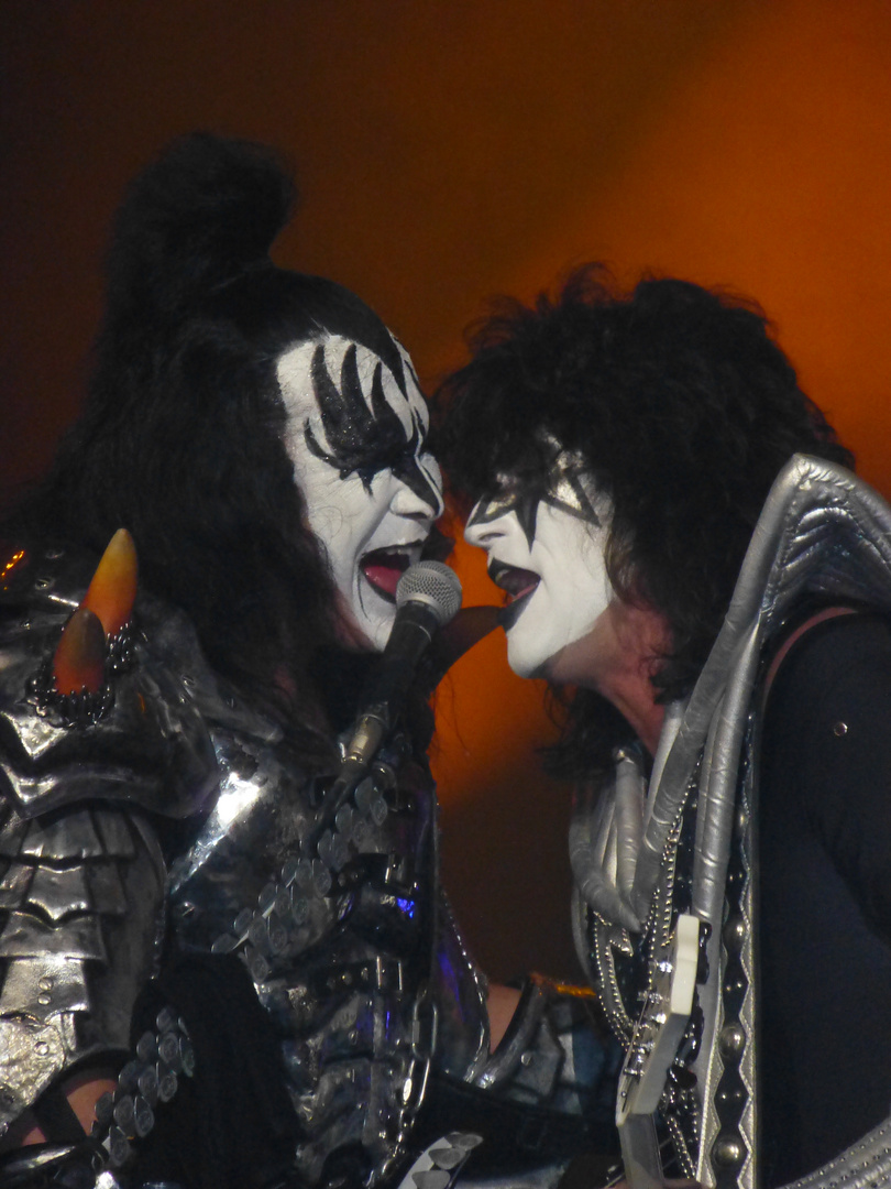 KISS 3  -  Gene Simmons (l) & Thommy Thayer (r)