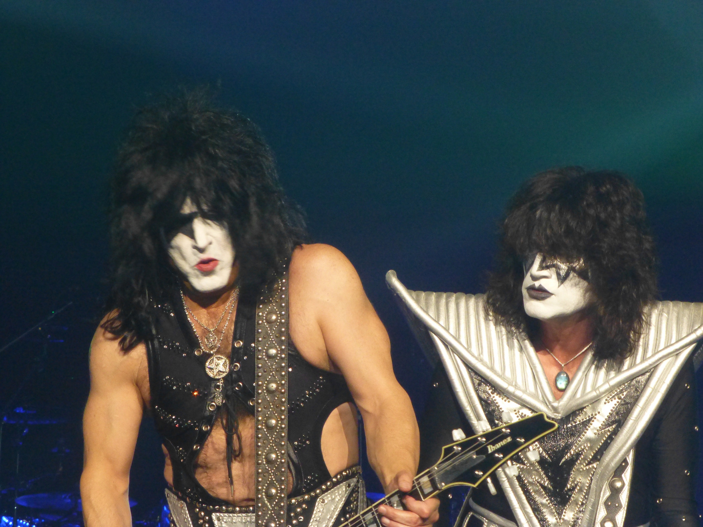 KISS 4  -  Paul Stanley (l), Thommy Thayer (r)