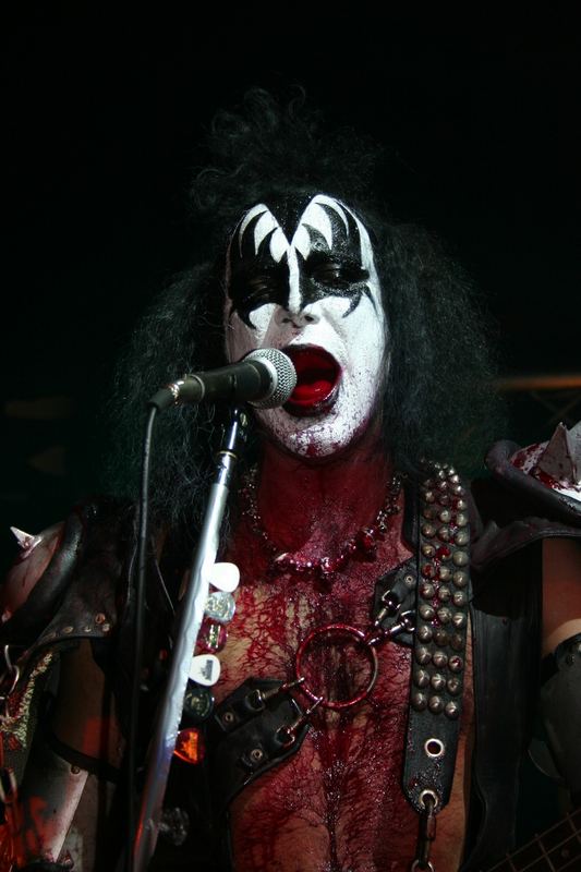 Kissin´ Time Andy as Gene Simmons