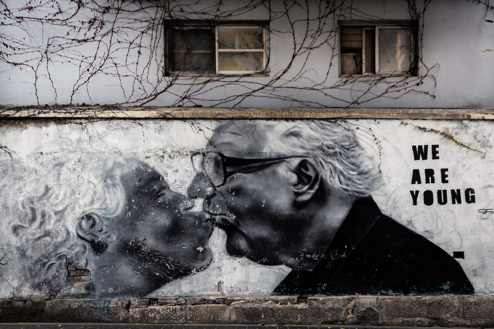 Kissing Couple (Seoul)