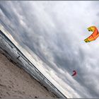 Kite-Surfen auf Rügen Farbtupfen im Grau