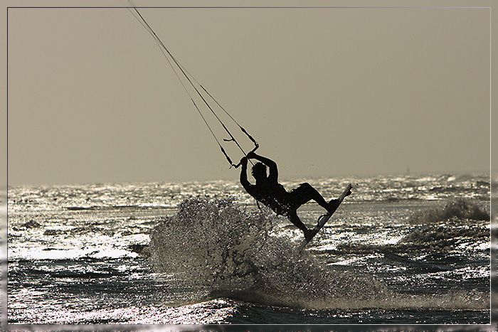 Kite-Surfen bei Sonnenuntergang