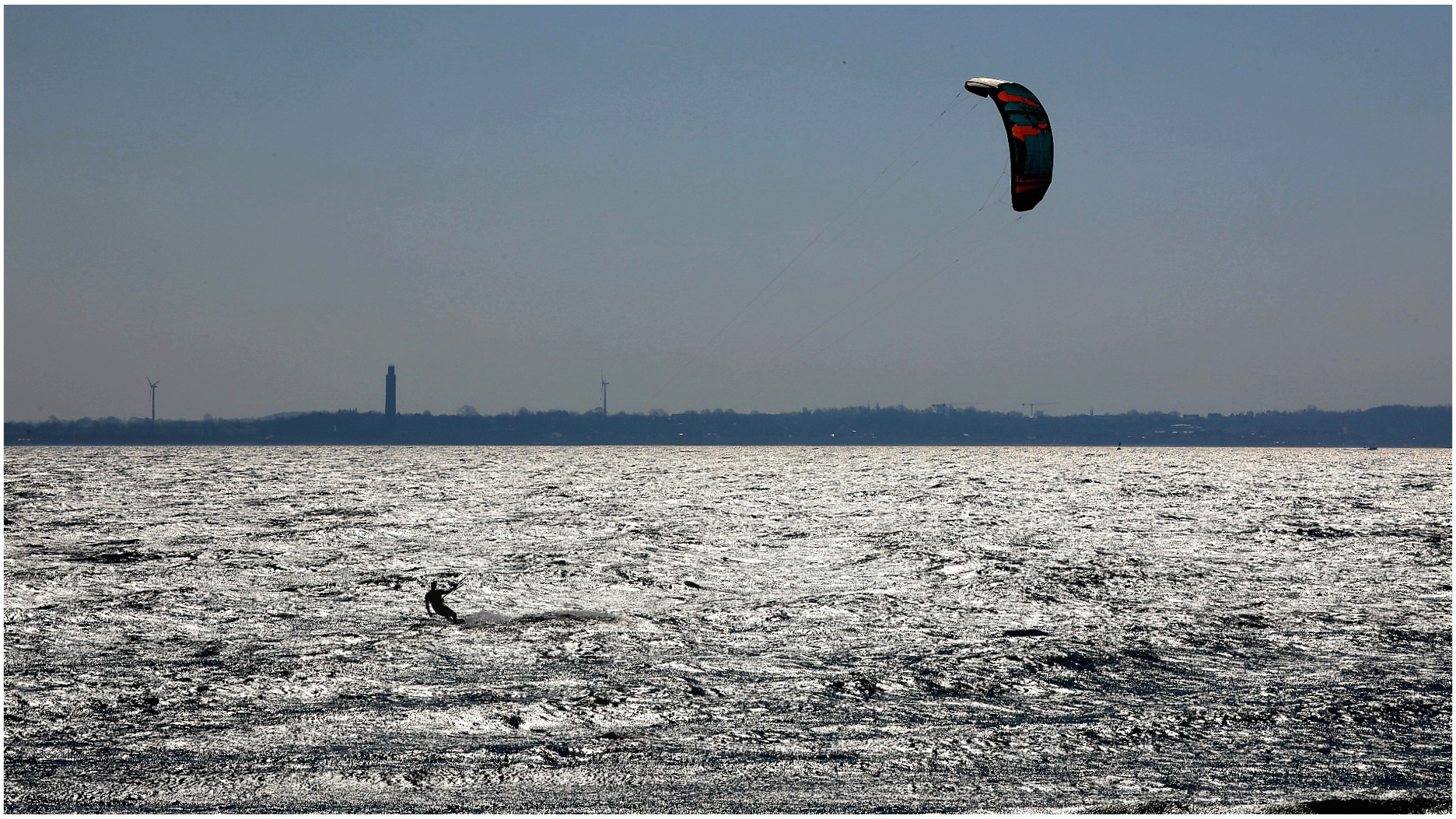 Kite Surfen  im Glitzerwasser