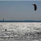 Kite Surfen  im Glitzerwasser