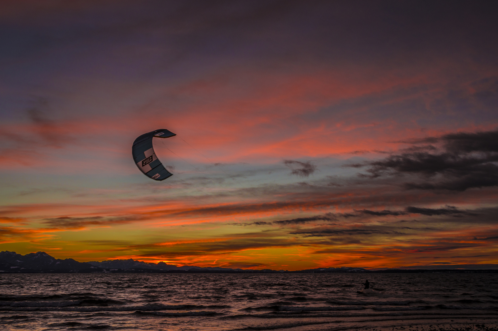 Kite-Surfen im letzten Licht