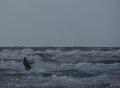 Kite-Surfen in der Nordseebrandung