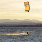 Kite-Surfen vor dem Peißenberg und den Alpen