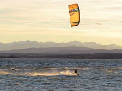 Kite-Surfen vor dem Peißenberg und den Alpen