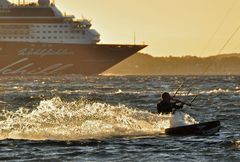 Kite-Surfen vor großer Kulisse