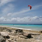 Kite-Surfer am Strand von Pink Beach auf Bonaire (NL-Antillen)