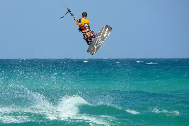 Kite-Surfer am Strand von Varadero auf Kuba