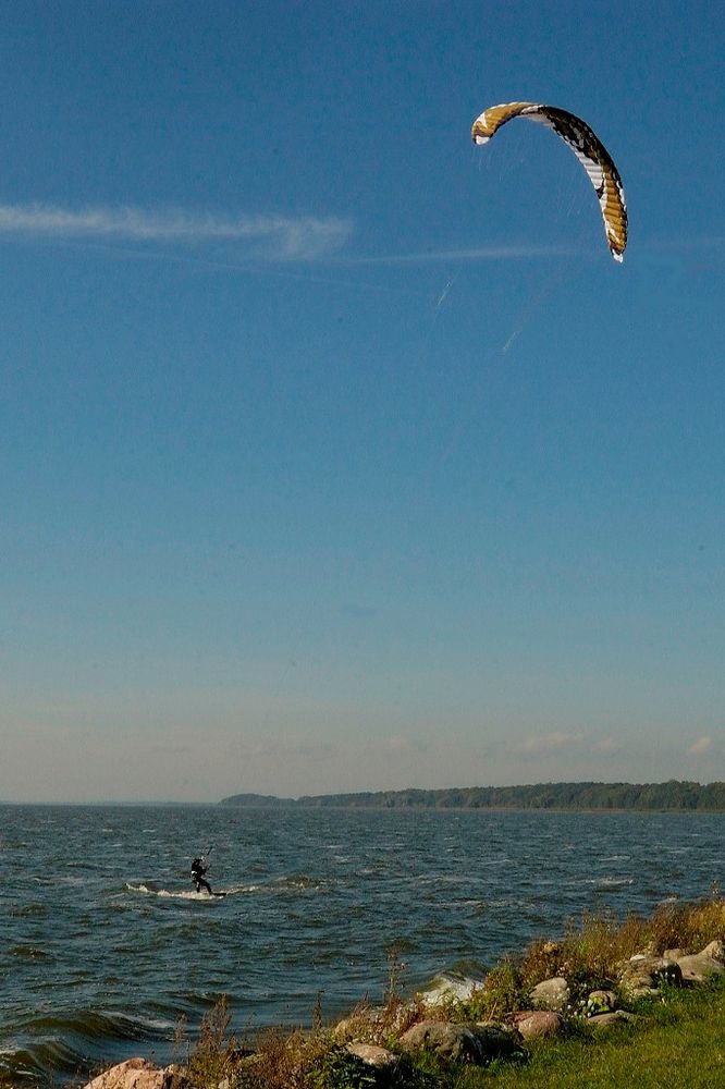 Kite-Surfer auf dem Stettiner Haff bei Kamminke (Usedom) an der polnischen Grenze