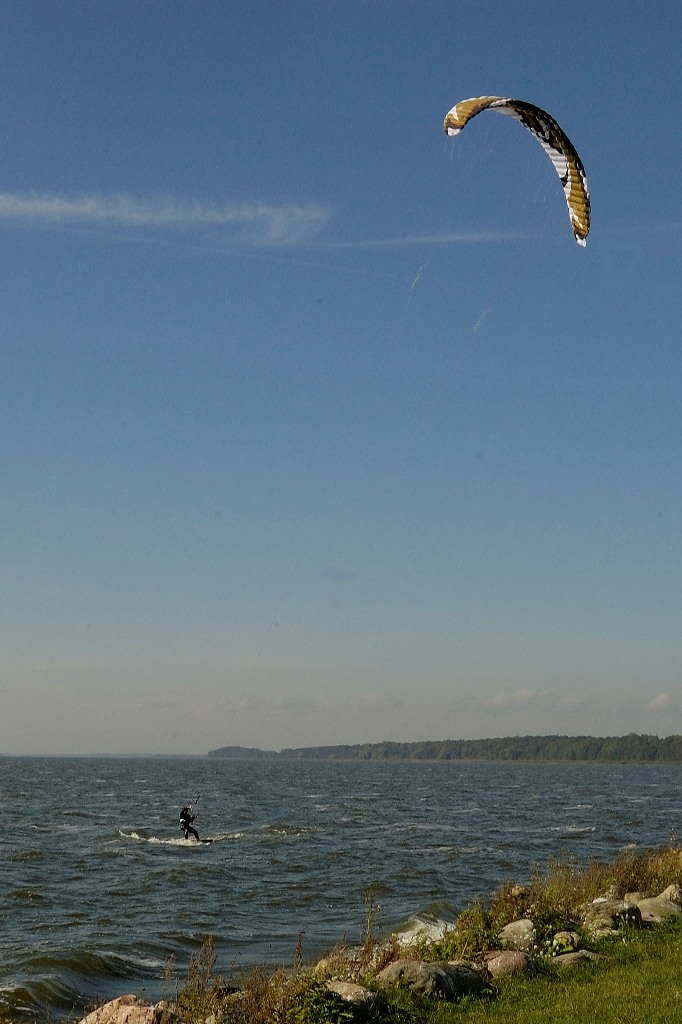 Kite-Surfer auf dem Stettiner Haff bei Kamminke (Usedom) an der polnischen Grenze