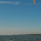 Kite-Surfer auf dem Stettiner Haff bei Kamminke (Usedom) an der polnischen Grenze