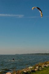 Kite-Surfer auf dem Stettiner Haff bei Kamminke (Usedom) an der polnischen Grenze