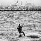 ... kite-surfer auf der elbe  