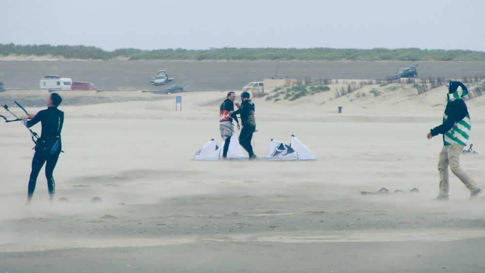 Kite Surfer im Sandsturm