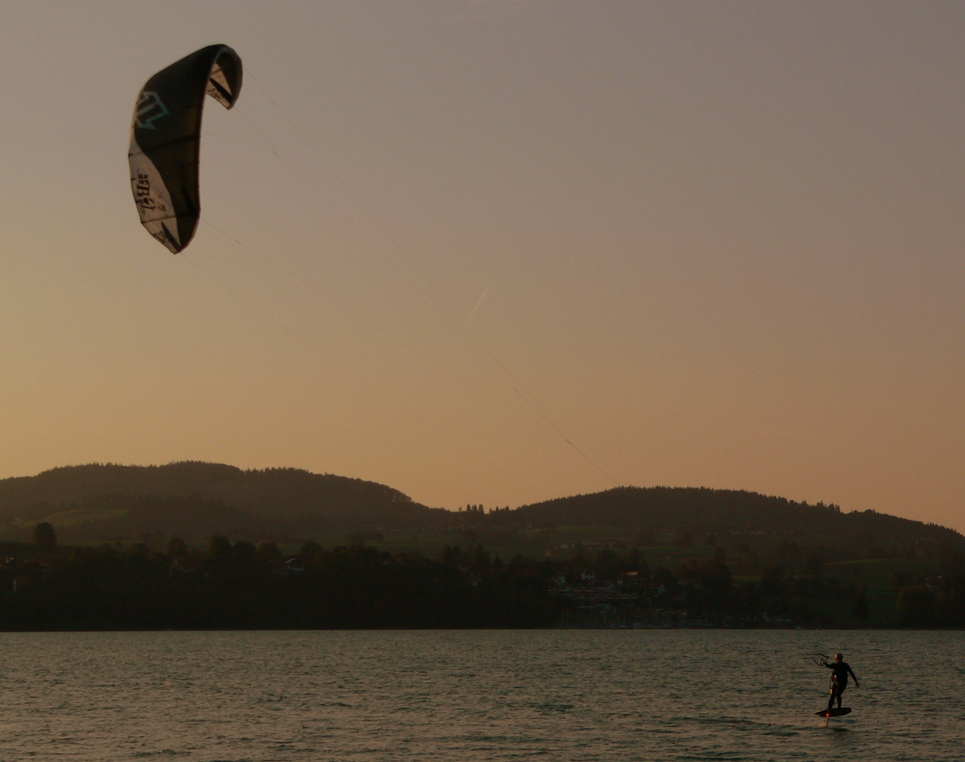 Kite Surfer in den Abendstunden