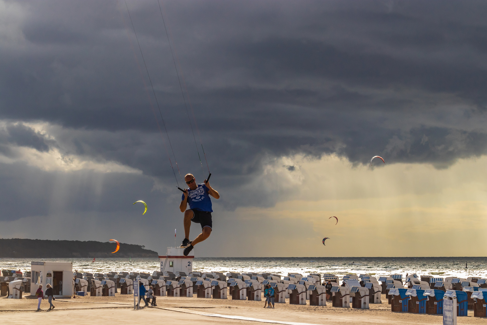 Kite-Surfer vorm Gewitter