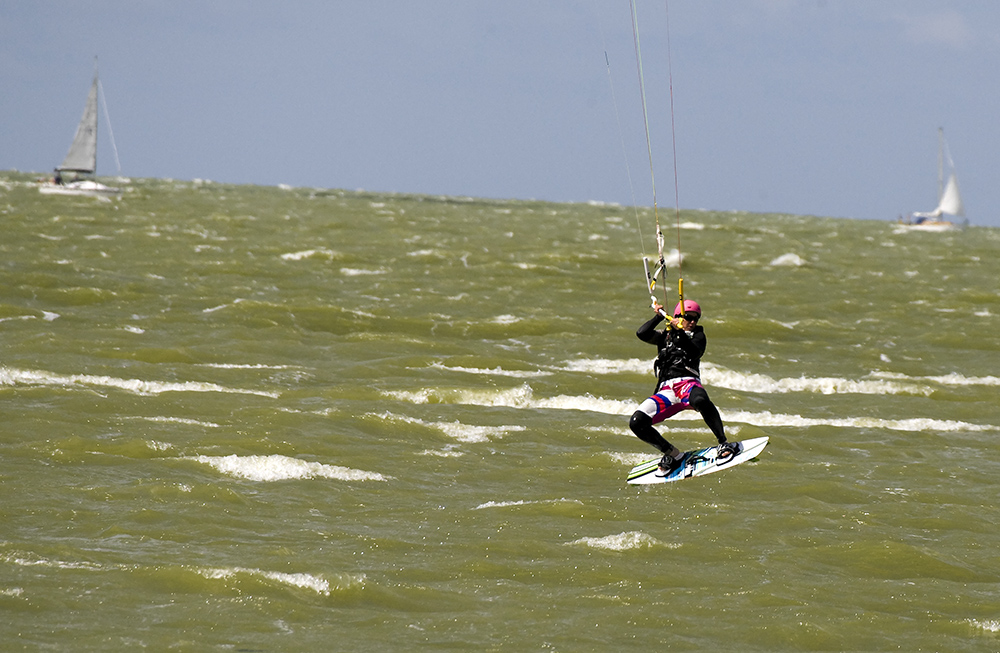 Kite Surferin auf dem Ijsselmeer bei Hindeloopen