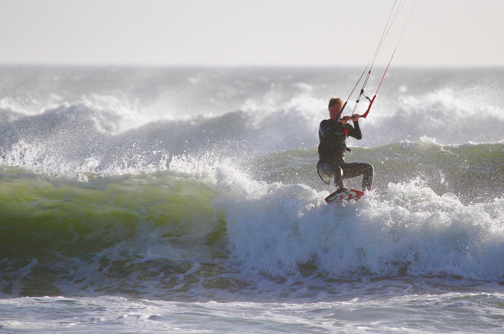 Kiteboarding I'm Sonnenuntergang am Boubergstrand, Südafrika 