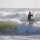 Kiteboarding I'm Sonnenuntergang am Boubergstrand, Südafrika 