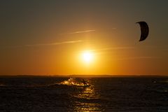Kiten im Sonnenuntergang