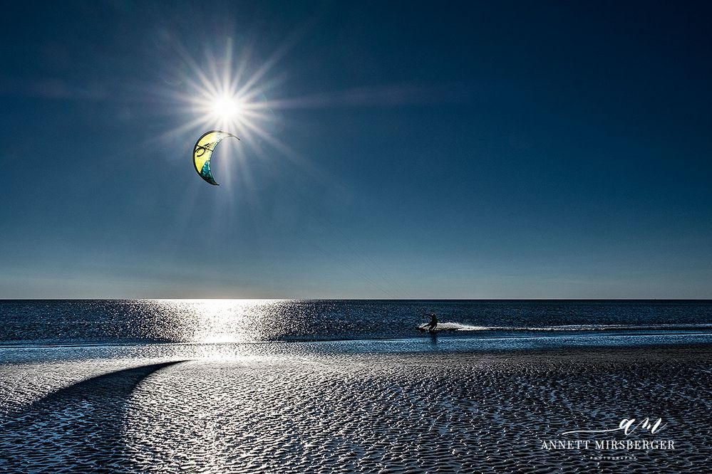 Kiter im Abendlicht