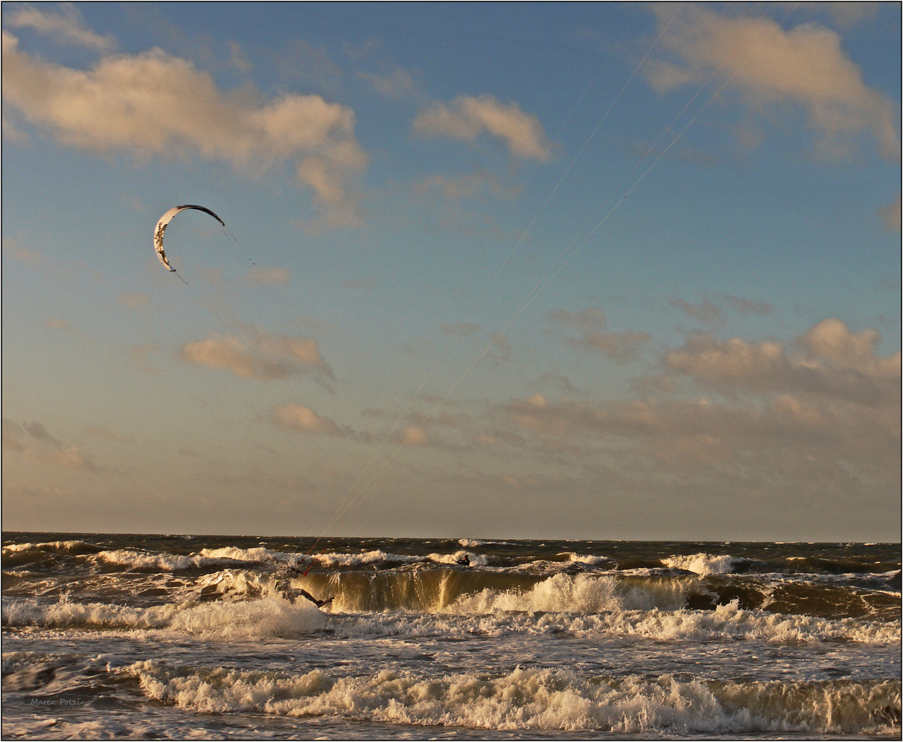 Kiter im winterlichen Ostsee-Bade