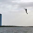 Kiter springt bis in Hochhaushöhe